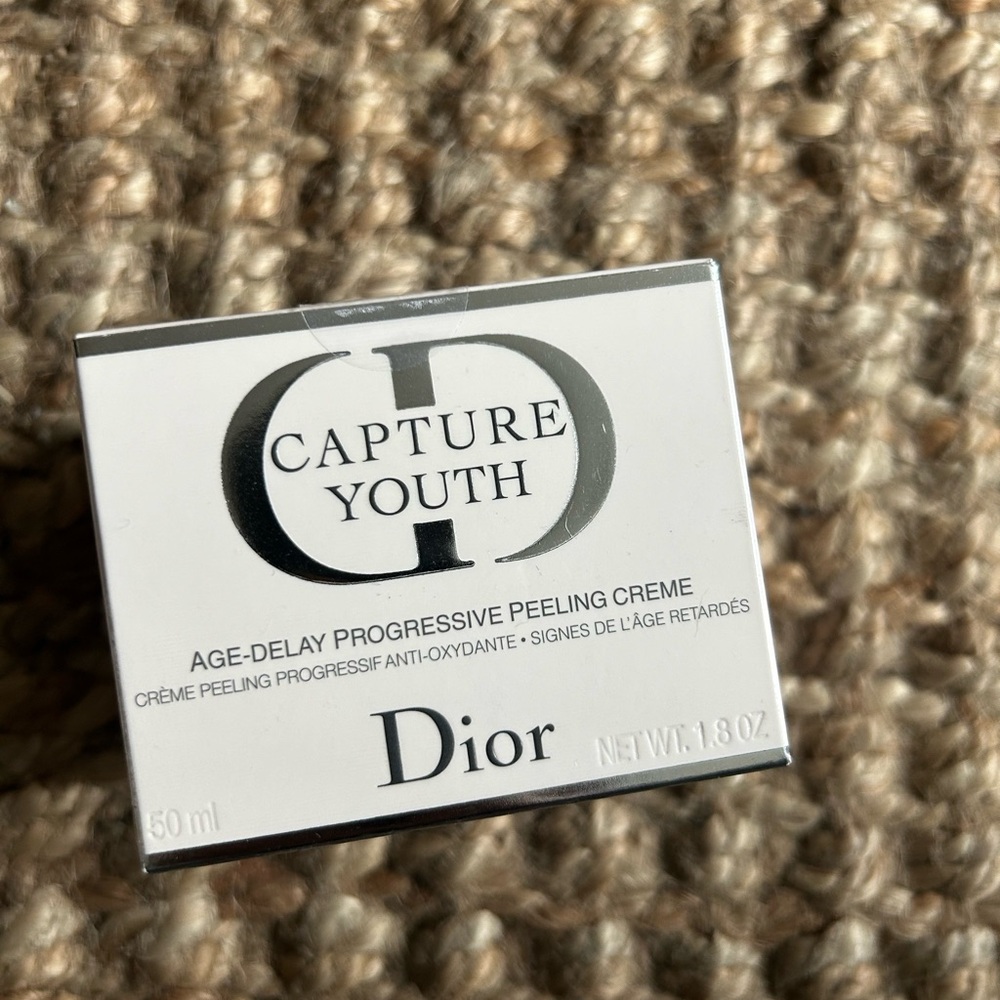 Brand New DIOR
Capture Youth Age-Delay Progressive Peeling Creme